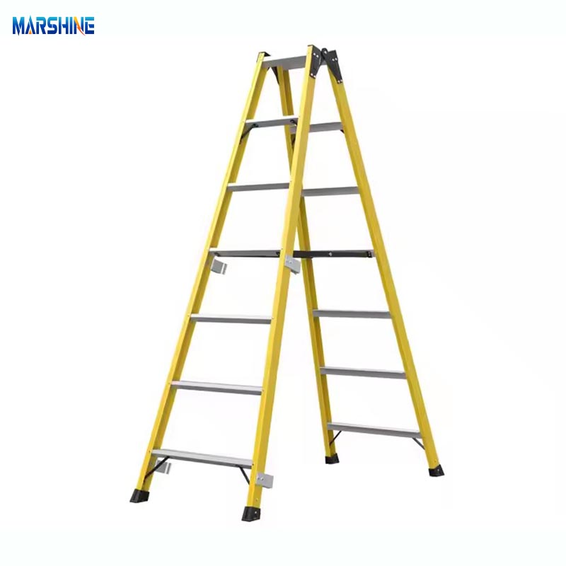 Scala in fibra di vetro isolata a forma